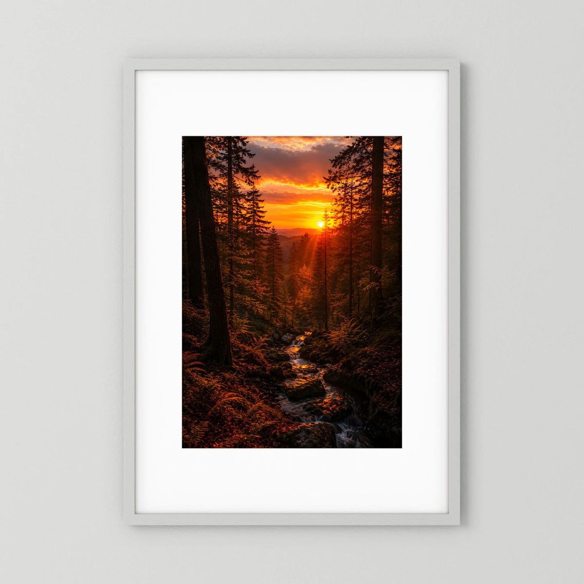 Poster Hochformat: Wald bei Sonnenuntergang mit orangefarbener Sonne