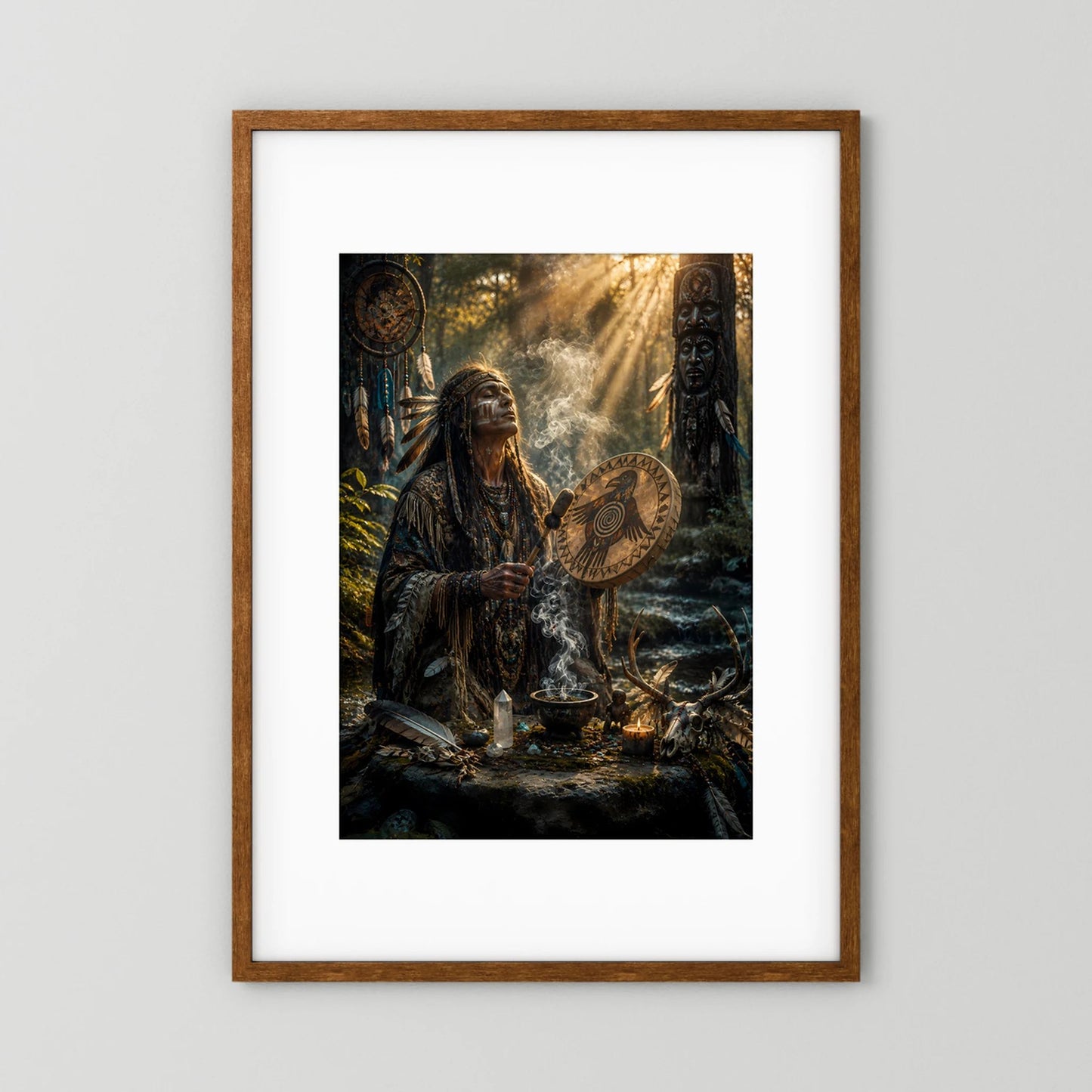 Gerahmtes Hochformat-Poster: mystischer Schamane mit Trommel und Rauch, dunkles Waldmotiv.