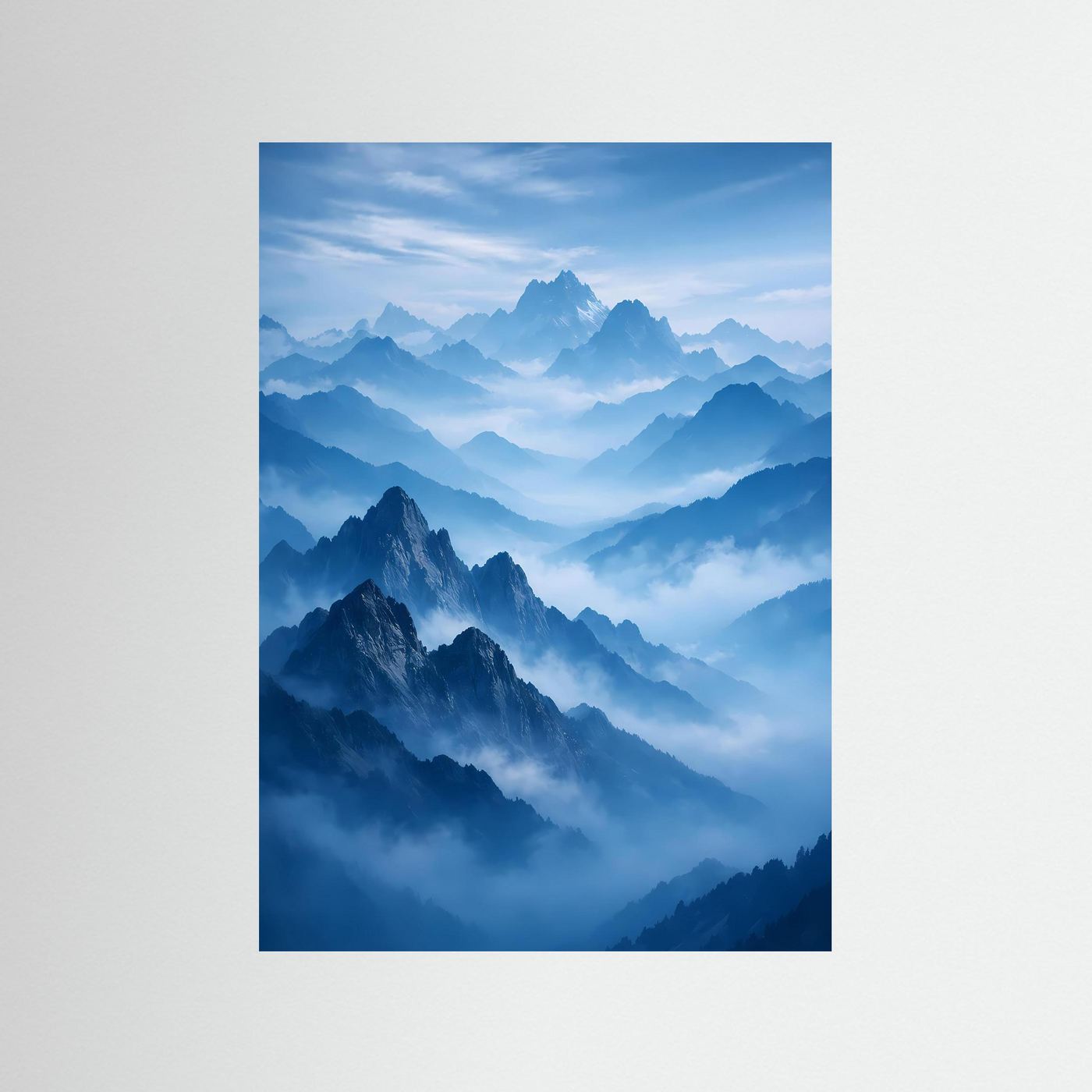 Hochformatiges Poster mit blauen Bergsilhouetten und Nebel, ohne Rahmen
