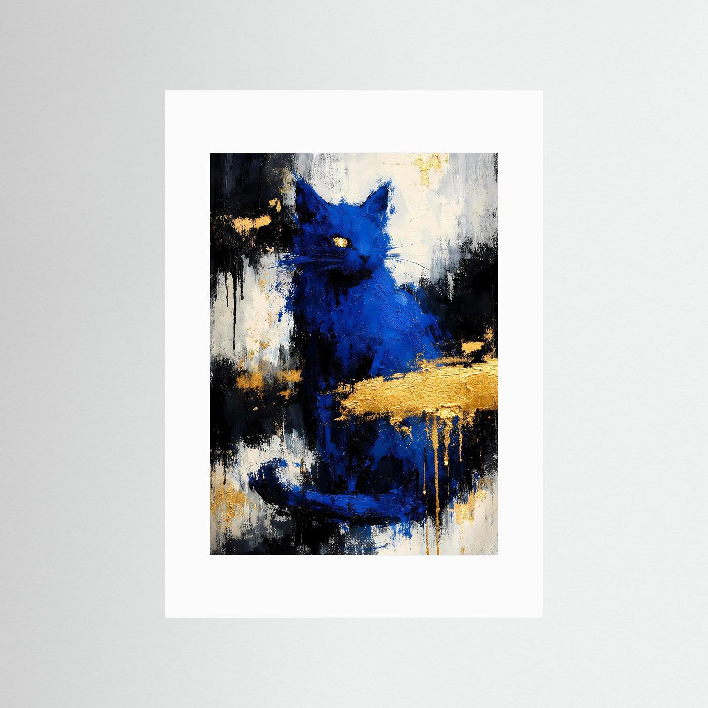 Abstraktes Katzenposter mit weißem Passepartout: blaue Katze auf Schwarz-Weiß mit goldenen Akzenten.