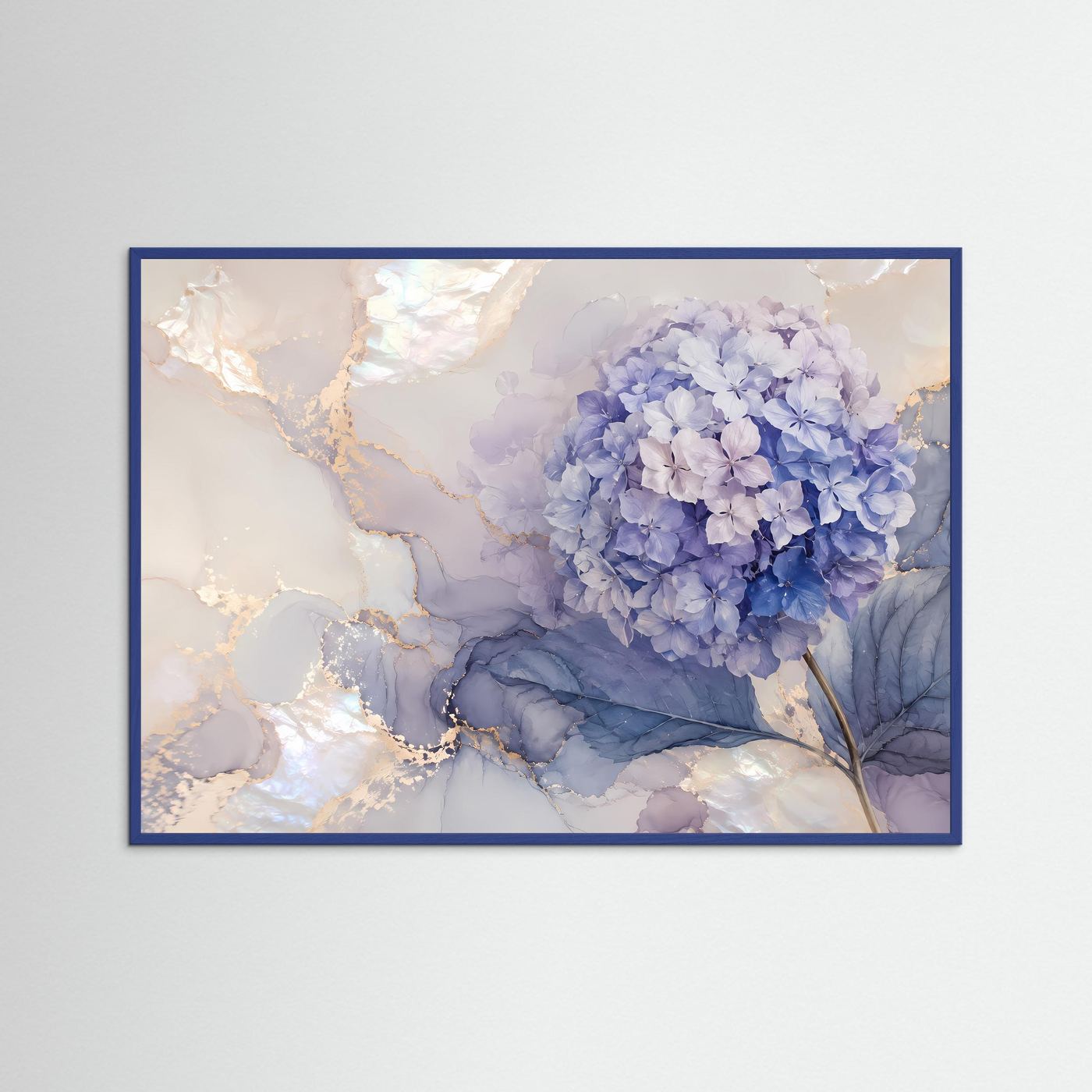 Gerahmtes Wandbild mit blauen Hortensienblüten, perlmuttfarbenem Marmormotiv im blauen Rahmen