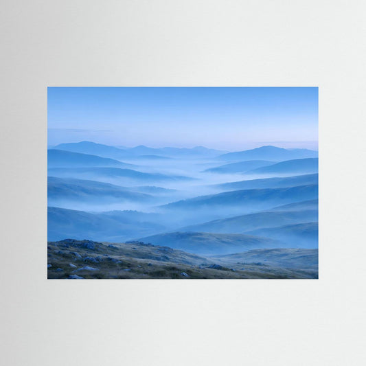 Tiefblaue Hügellandschaft im Morgennebel | Minimalistisches Panorama Natur Poster Querformat
