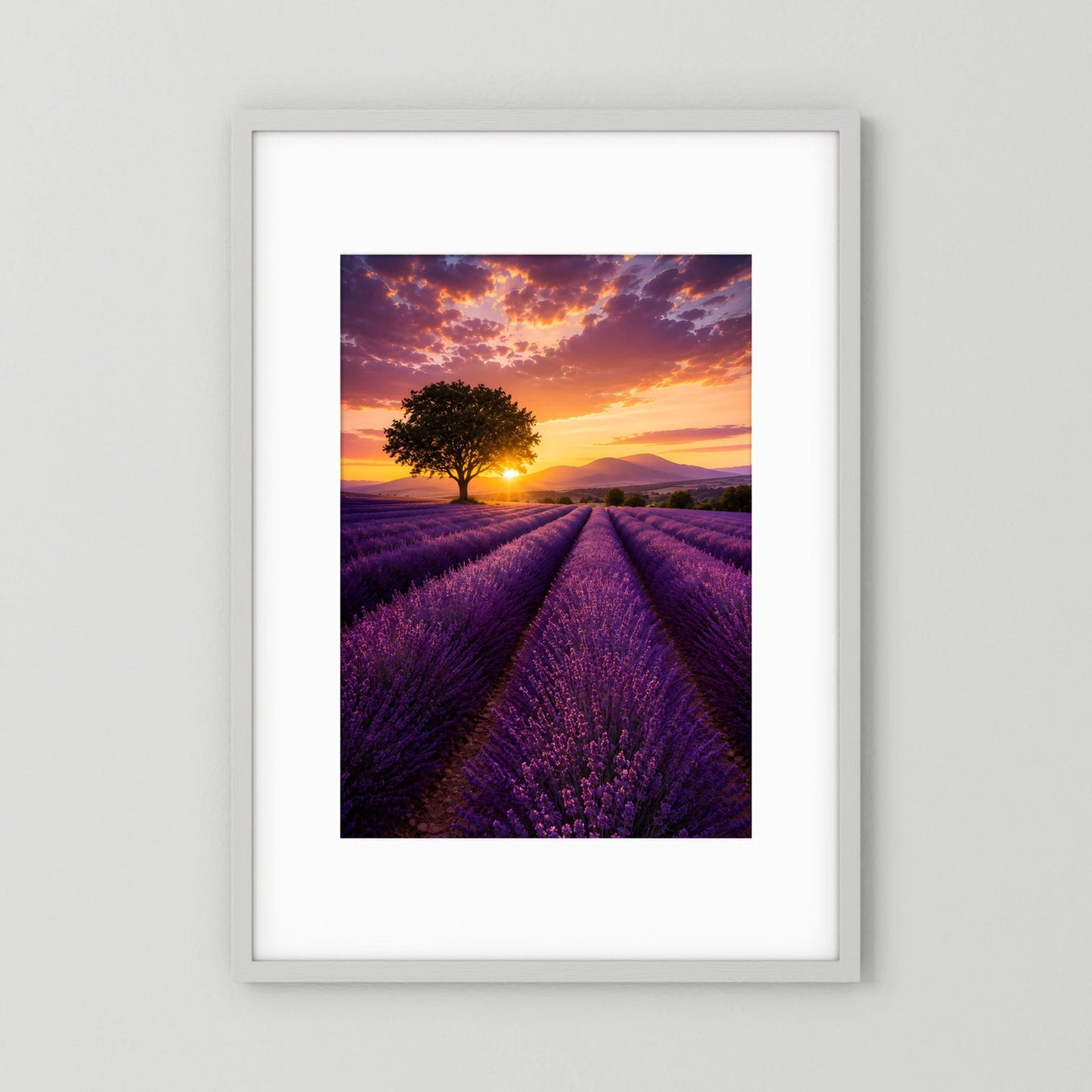 Hochformatiges Naturposter im Rahmen mit Lavendelfeld und Sonnenuntergang am Horizont