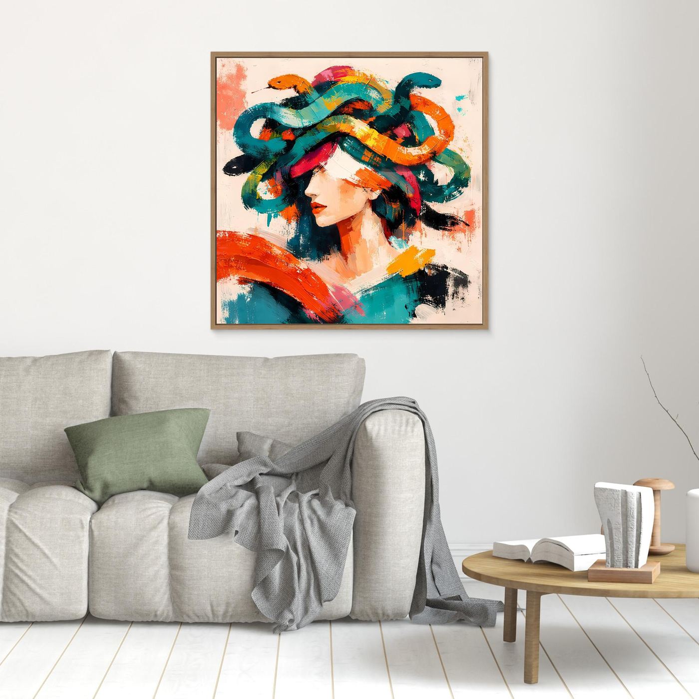 Wandbild mit Medusenmotiv im abstrakten Pop-Art-Stil, farbige Pinselstriche, goldfarbener Rahmen im Raum