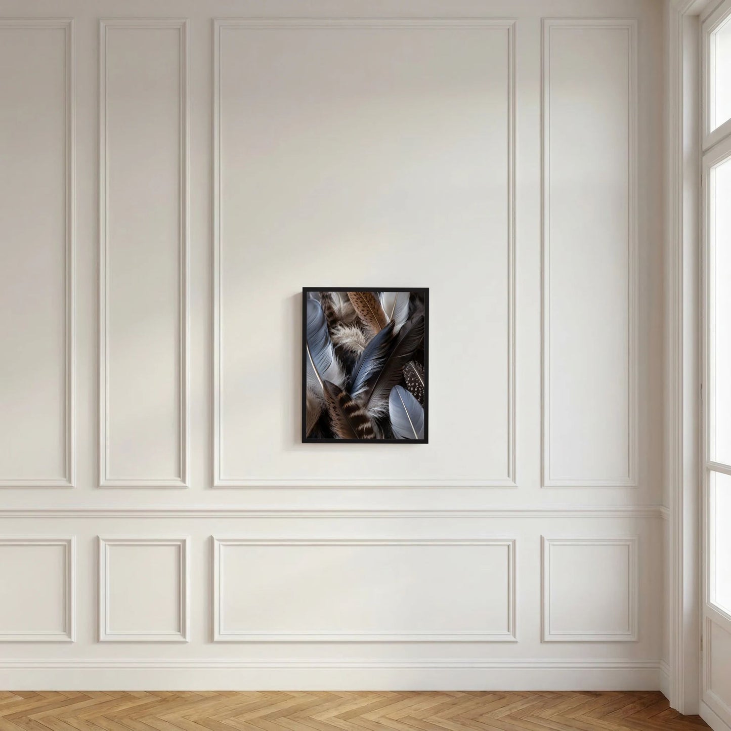 Kunstposter mit Federbild im schwarzen Rahmen an weißer Paneelwand