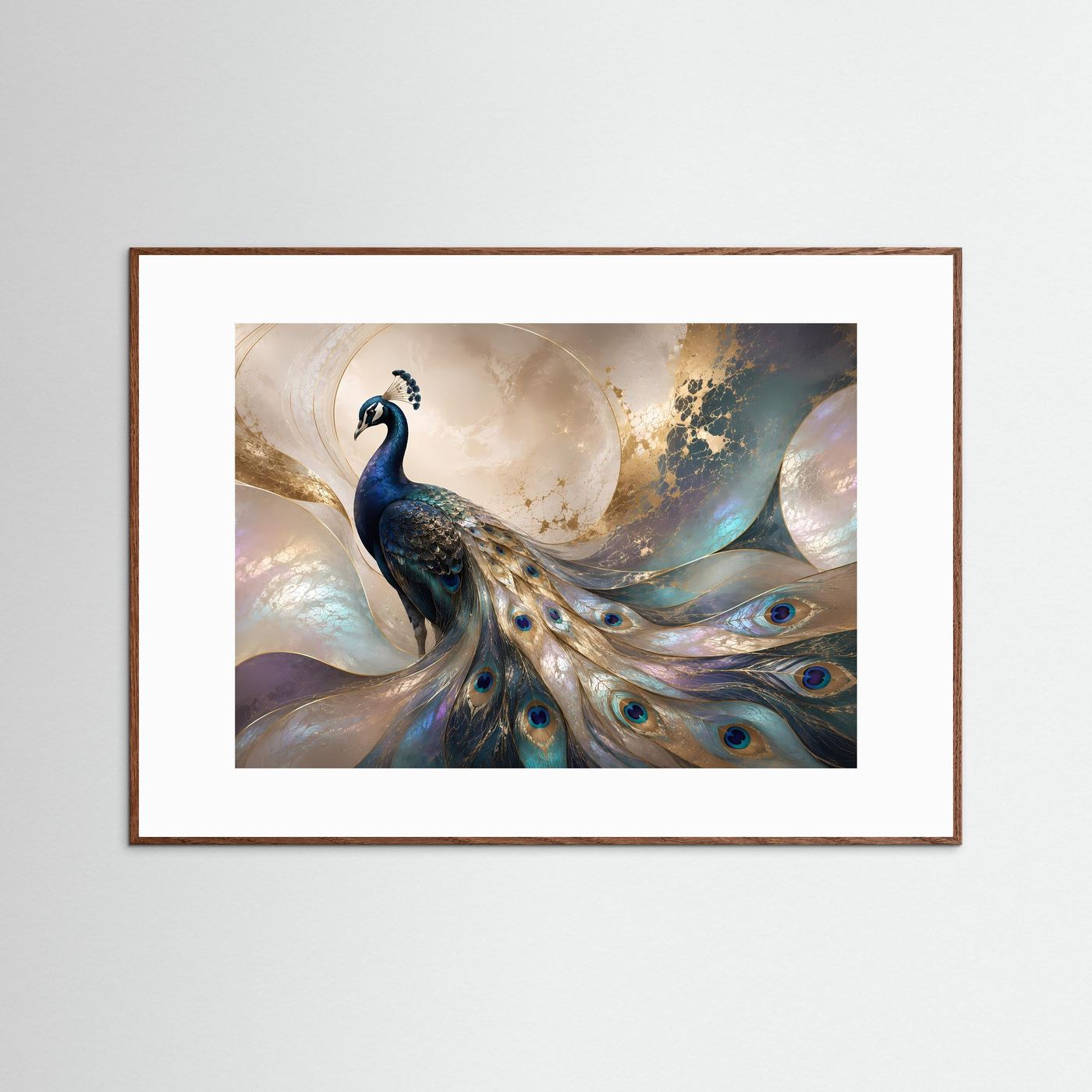Pfauenfeder-Poster Querformat mit blauem Pfau, türkisblauen Federn und Goldsprenkeln, braun gerahmt
