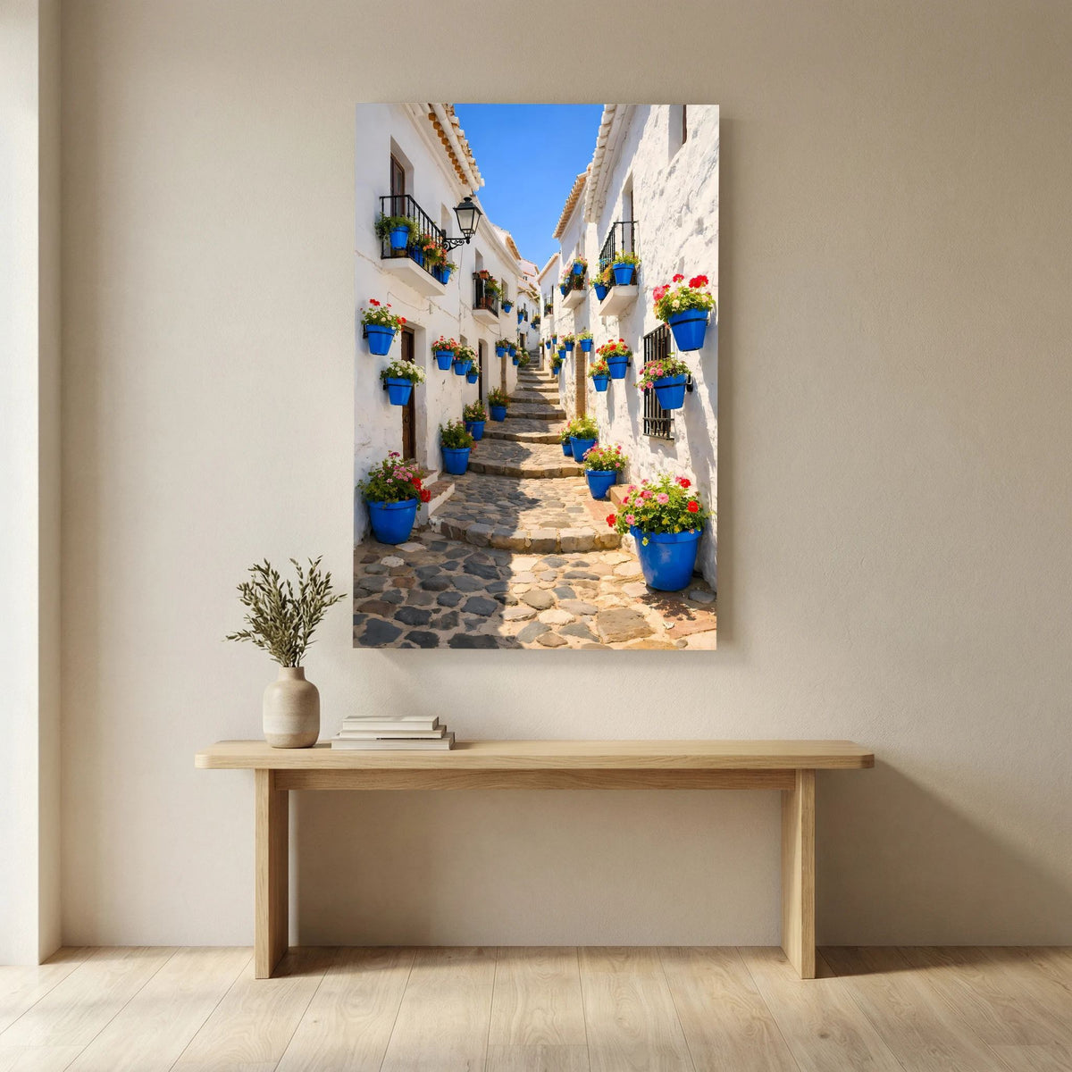 Hochformatiges Wandbild der Andalusien-Gasse mit blauen Blumen­töpfen