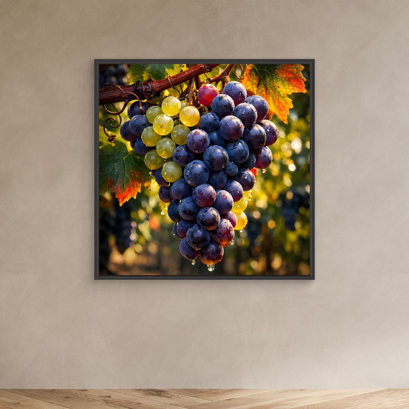 Wandbild mit Weinreben im schwarzen Rahmen: blaue und gelbe Weintrauben, Herbstlaub