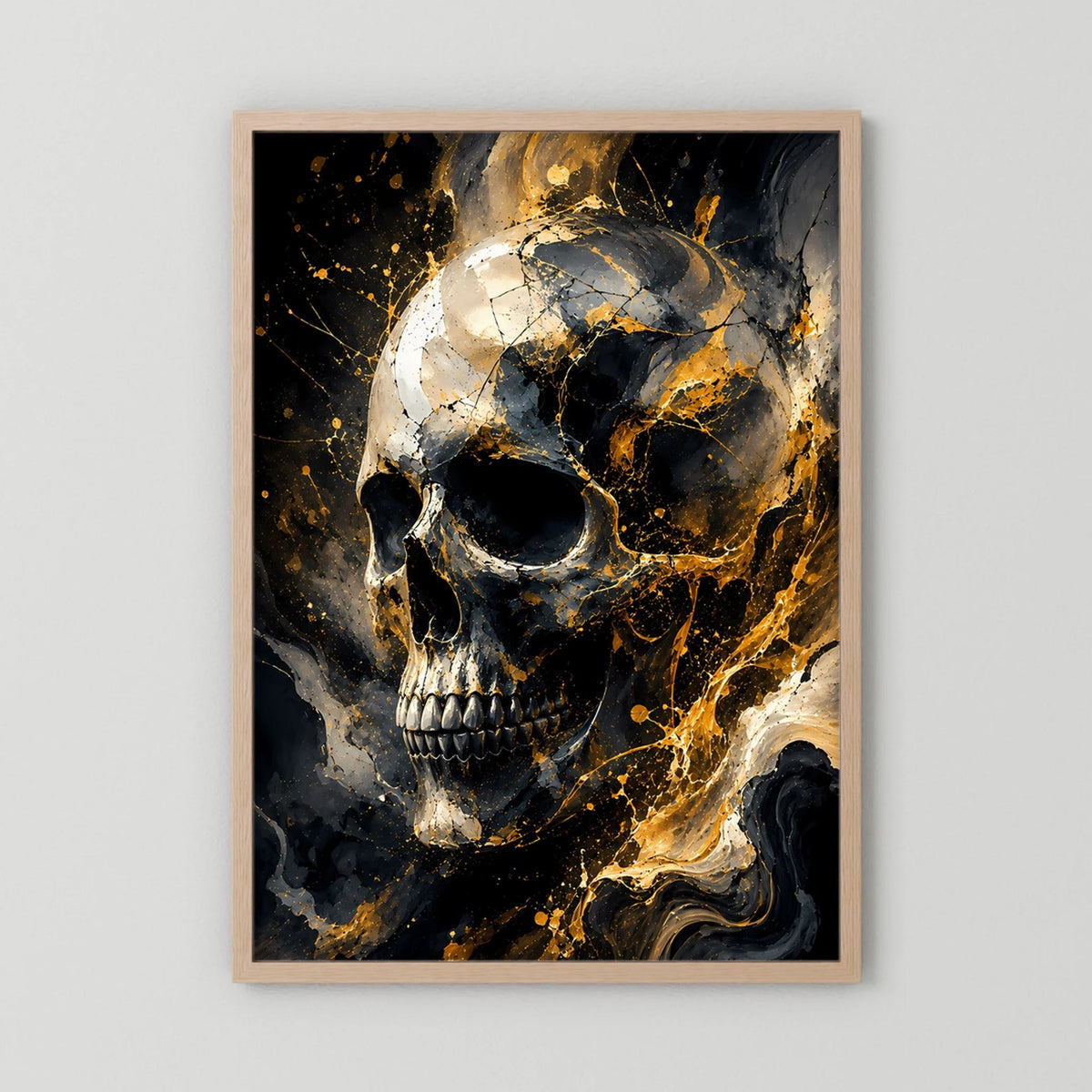 Poster mit Totenkopf-Motiv in Schwarz und Gold, hochkant mit hellem Holzrahmen.