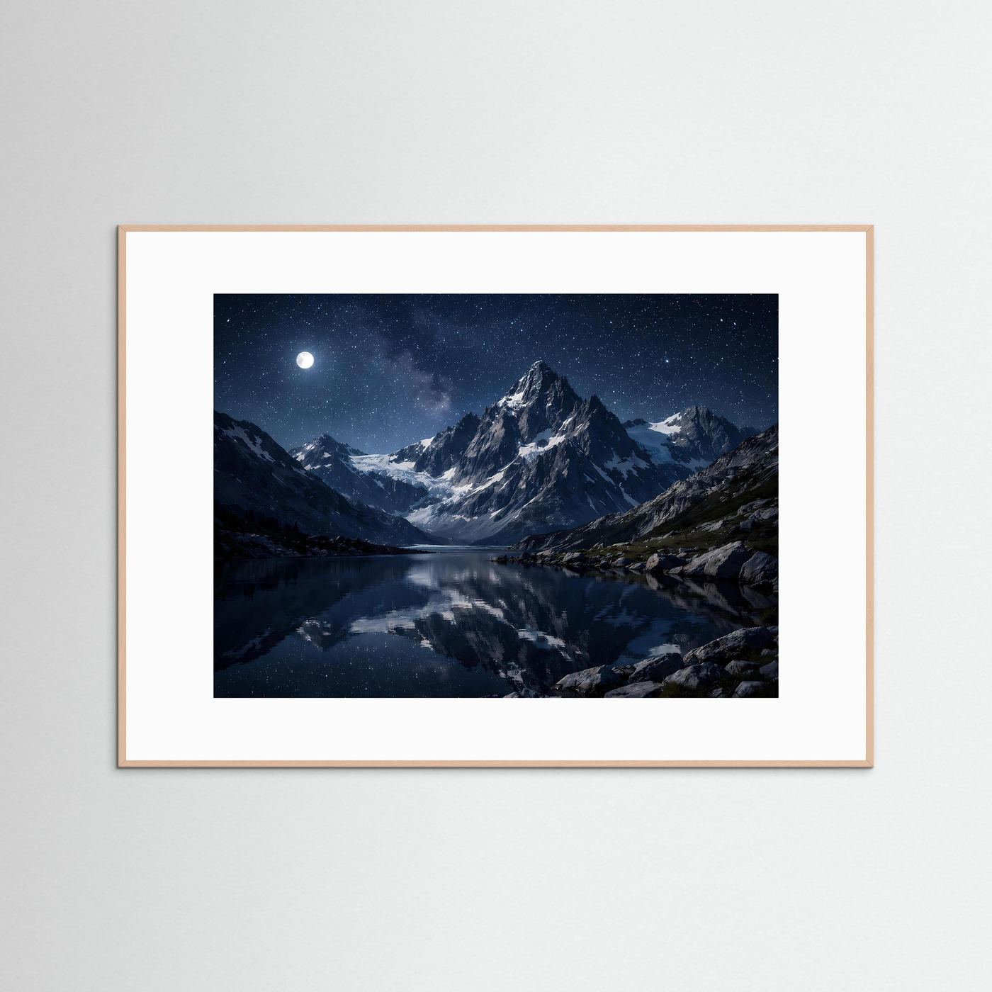 Poster Querformat mit Bergsee bei Nacht, Sternenhimmel und Mond; naturholzfarbener Rahmen