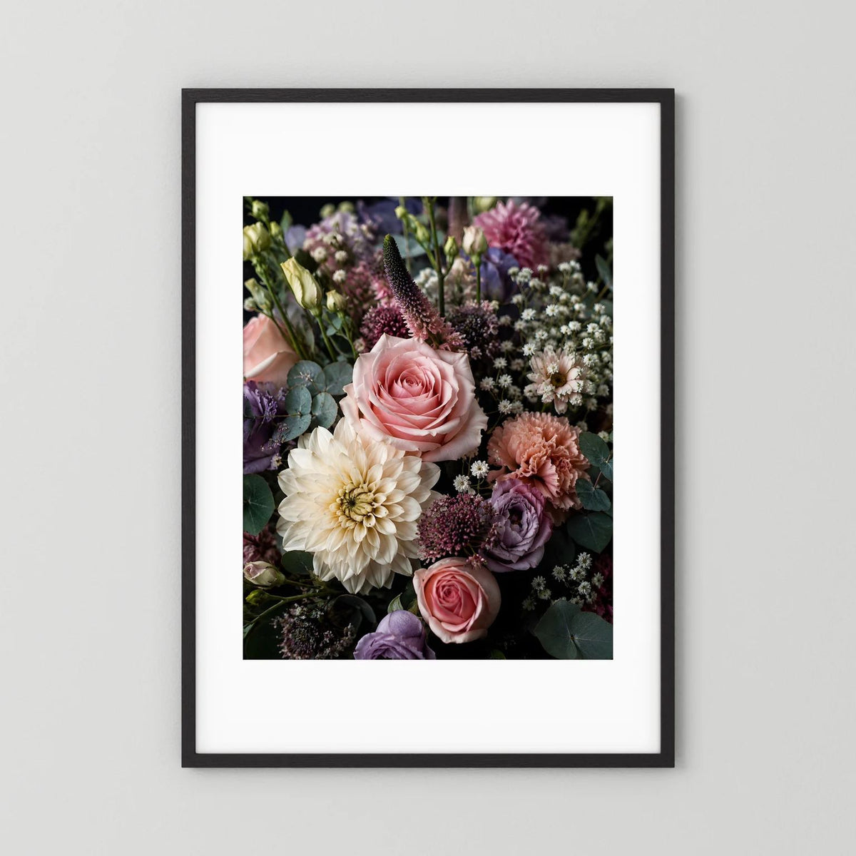 Blumenstrauß-Poster Hochformat: rosafarbene Rose, lila & weiße Blüten, schwarzer Rahmen