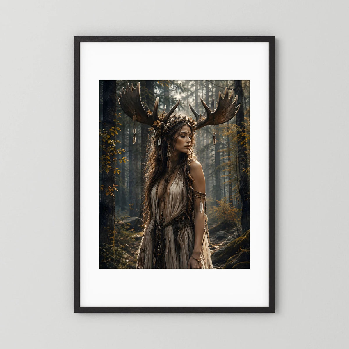 Fantasy-Poster mit Waldgöttin mit Geweih, schwarz gerahmt mit weißem Rand