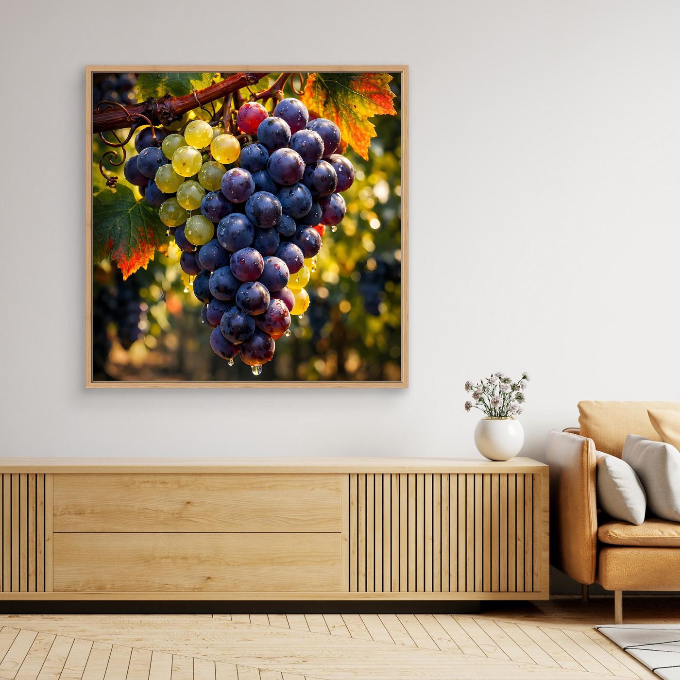 Leinwand-Wandbild mit Weintrauben an der Rebe, goldbrauner Holzrahmen