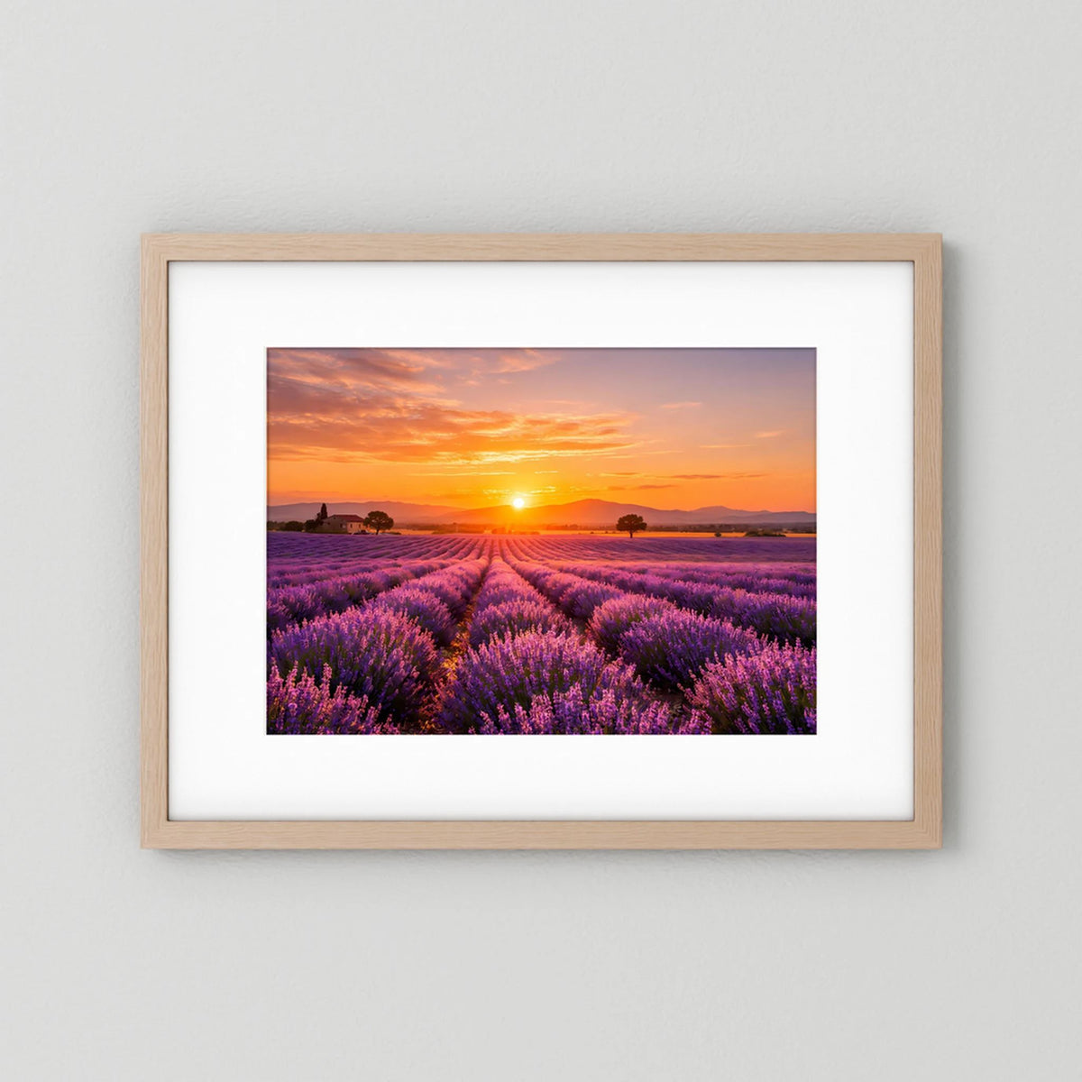 Wandbild mit Lavendelfeld bei Sonnenuntergang, helles Holzrahmen-Querformat