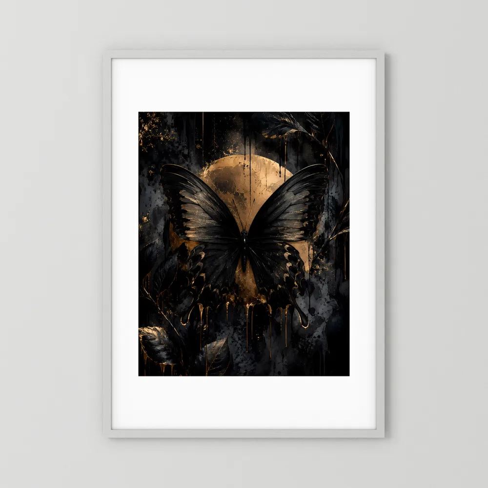 Hochformat-Poster mit weißem Passepartout und schwarzem Schmetterling, goldener Lichtscheibe