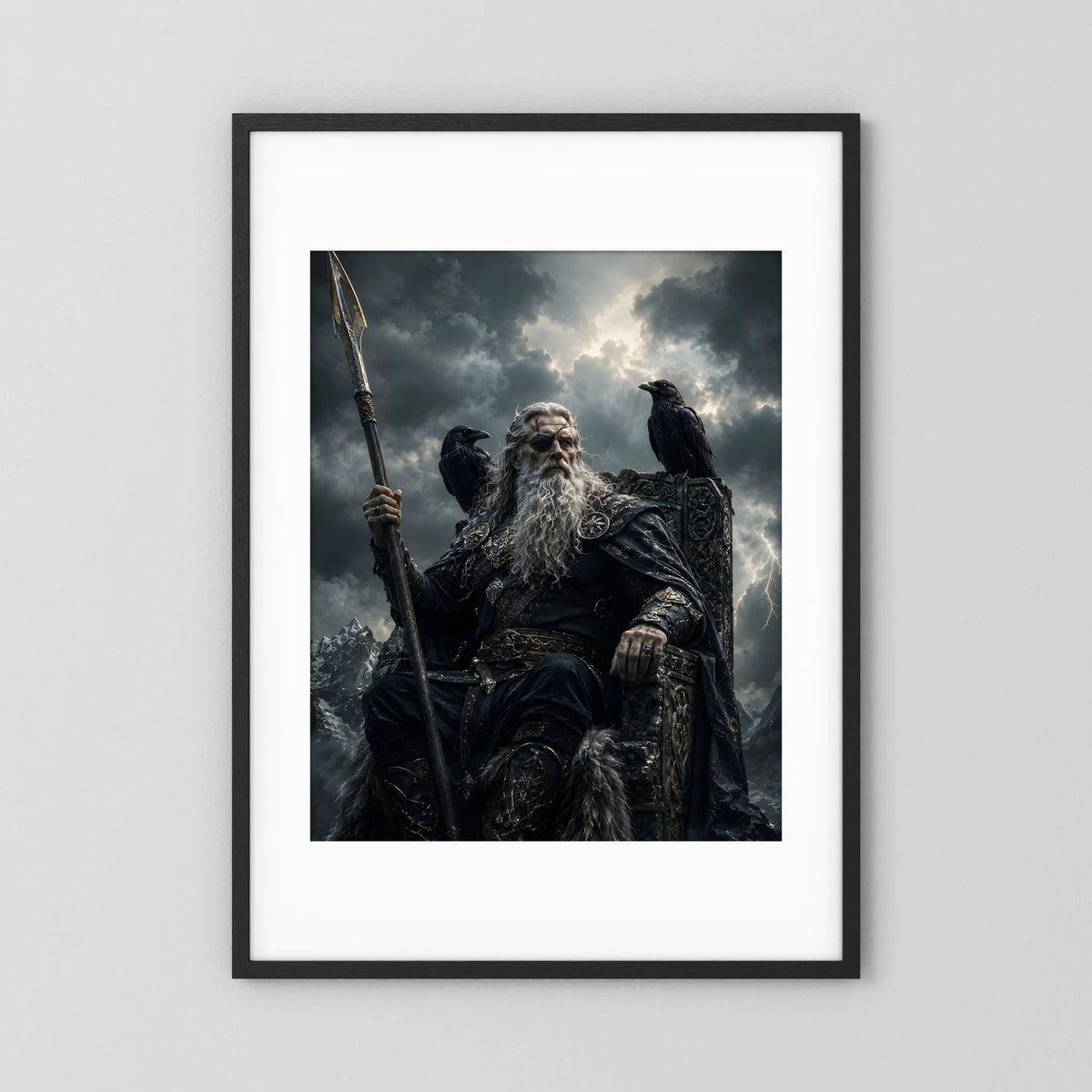 Poster im Hochformat mit schwarzem Rahmen: Wikingerkrieger mit Speer und Rabe, Schwarz-Gold
