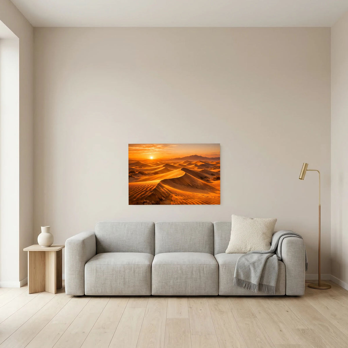 Wandbild mit Sanddünen im Abendlicht über hellgrauem Sofa, quer an der Wand
