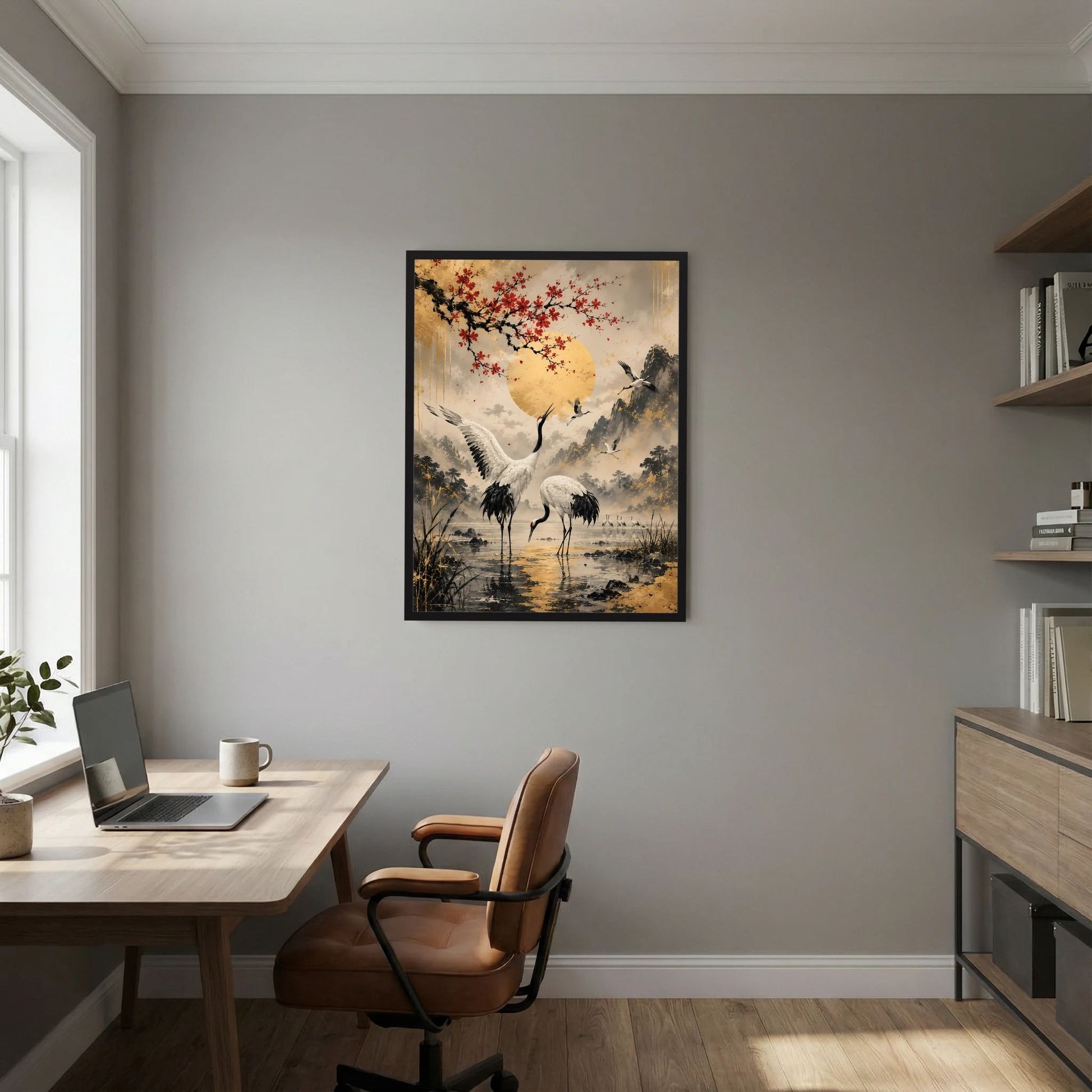 Gerahmtes Poster an der Wand: Kraniche, goldene Sonne, rote Blüten in Aquarelloptik