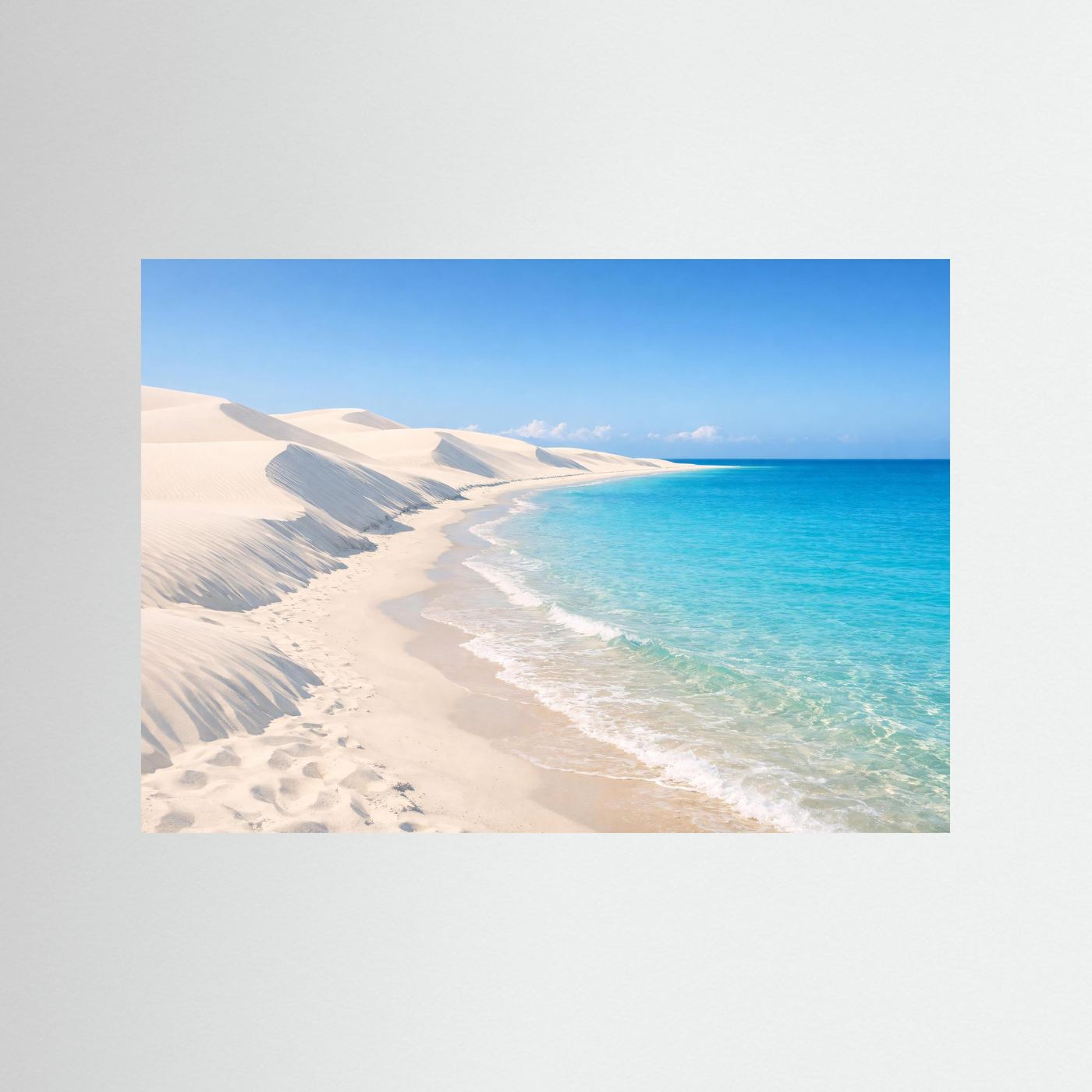 Küsten-Wandbild mit weißen Sanddünen und türkisblauem Meer, ohne sichtbaren Rahmen