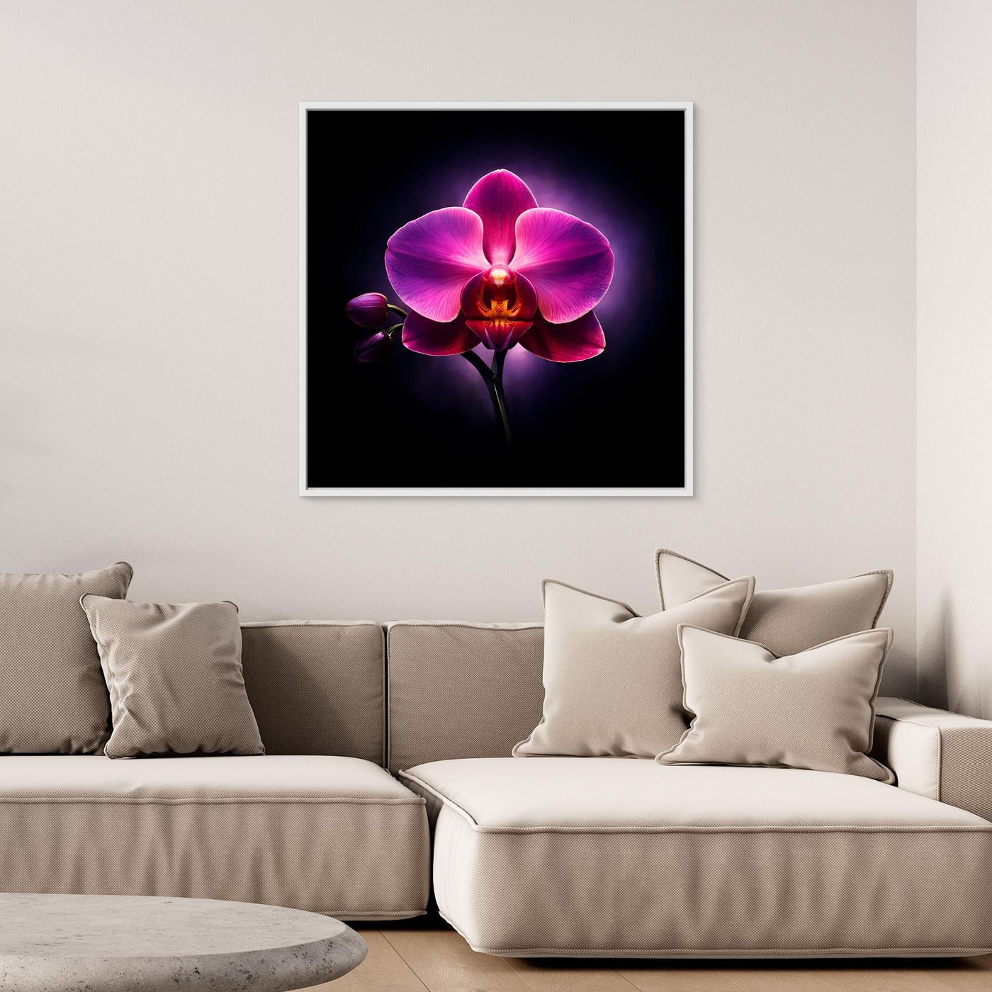 Gerahmtes quadratisches Leinwandbild: leuchtende Orchidee in Pink auf dunklem Hintergrund, weiß gerahmt.