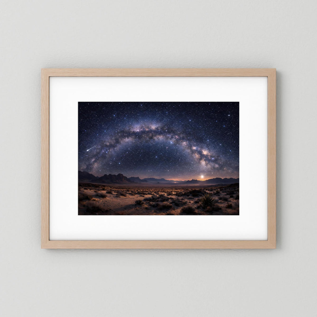 Wandbild mit Milchstraße über Wüstenlandschaft, querformatig, Holzrahmen natur