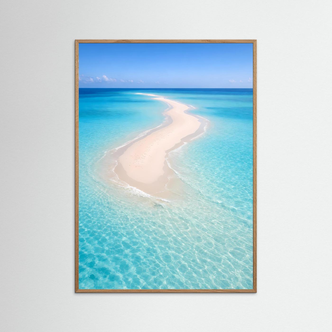 Sandbank-Poster im Hochformat mit hellem Holzrahmen: türkisfarbenes Wasser, helle Sandzunge.