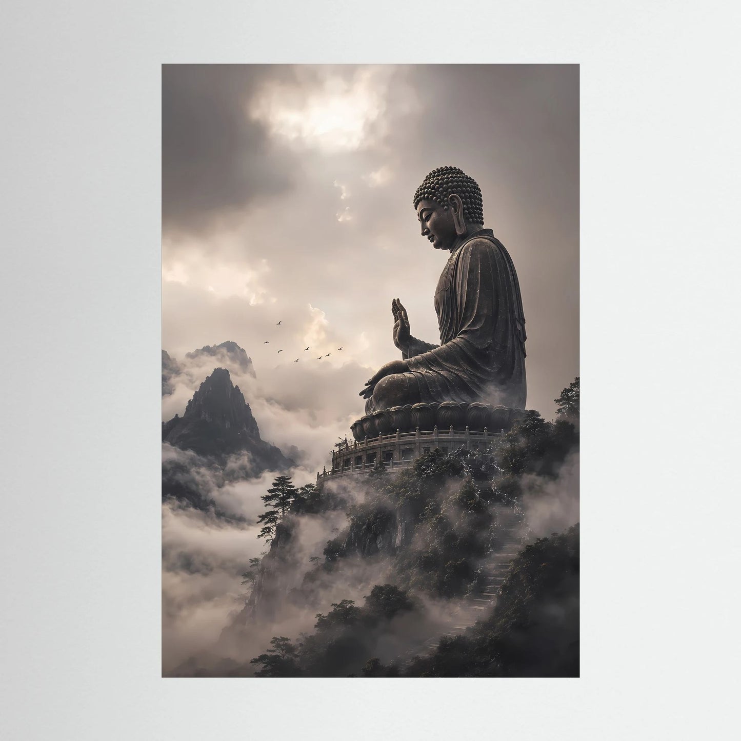 Hochformatiges Poster mit sitzendem Buddha, betenden Händen und nebliger Berglandschaft