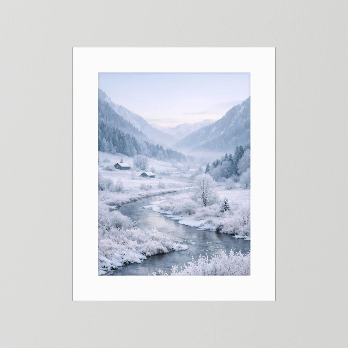 Winterliches Poster mit weißem Rahmen und verschneitem Flusstal, Hochformat