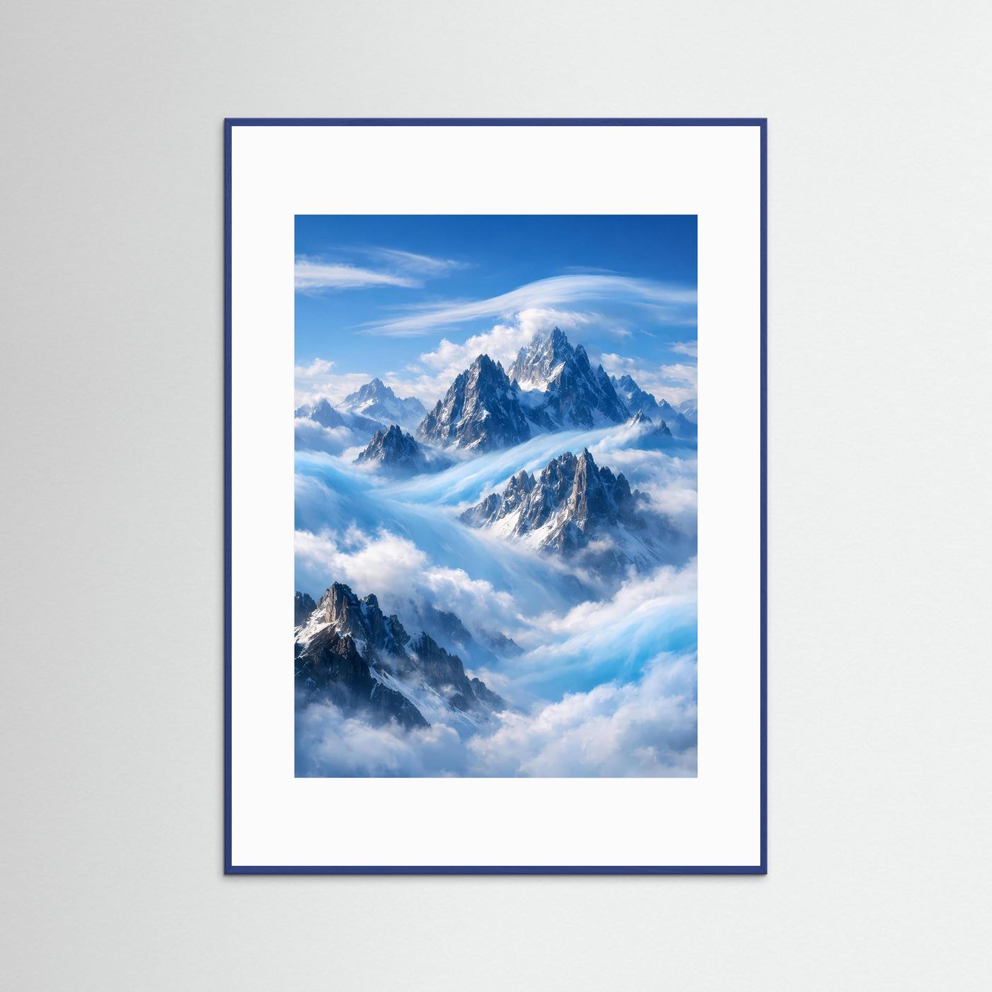 Alpenposter Hochformat: schneebedeckte Gipfel, Wolken & Nebel, blauer Holzrahmen