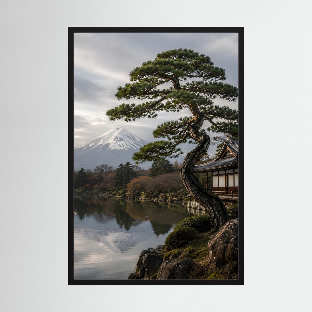 Hochformatposter mit schwarzem Rahmen und japanischem Gartenmotiv mit Kiefer