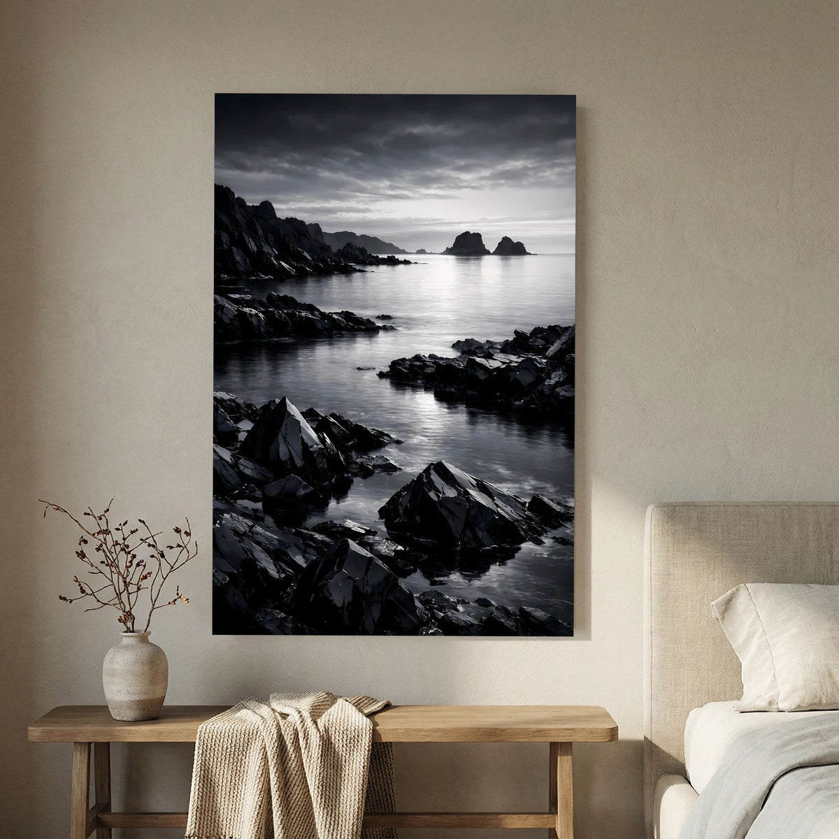 Hochformatiges schwarzweißes Wandbild mit Blick auf ruhiges Meer und Klippen