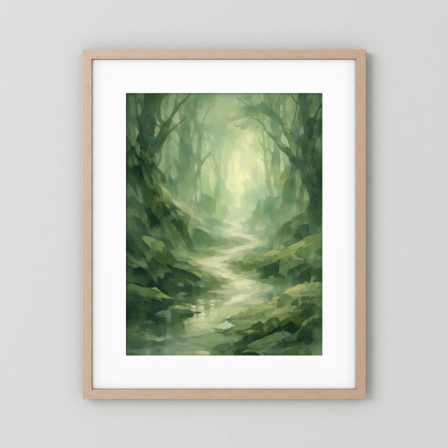 Waldposter Hochformat mit grünem Nebelwald und Bachlauf, helle Holzrahmung mit weißem Rand