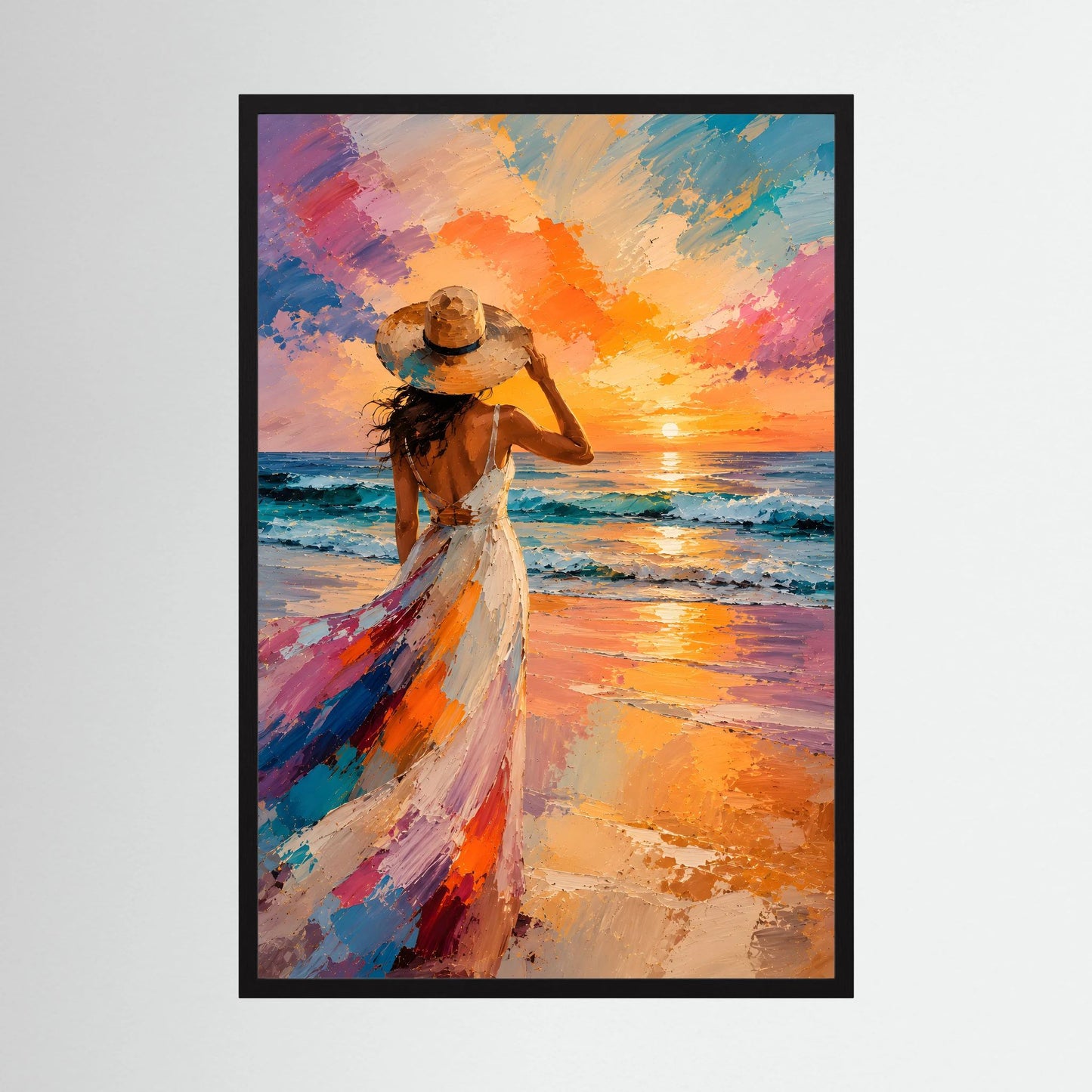 Poster mit Frau am Strand in farbenfrohem Kleid, Sonnenuntergang, schwarzer Rahmen, hochformatig