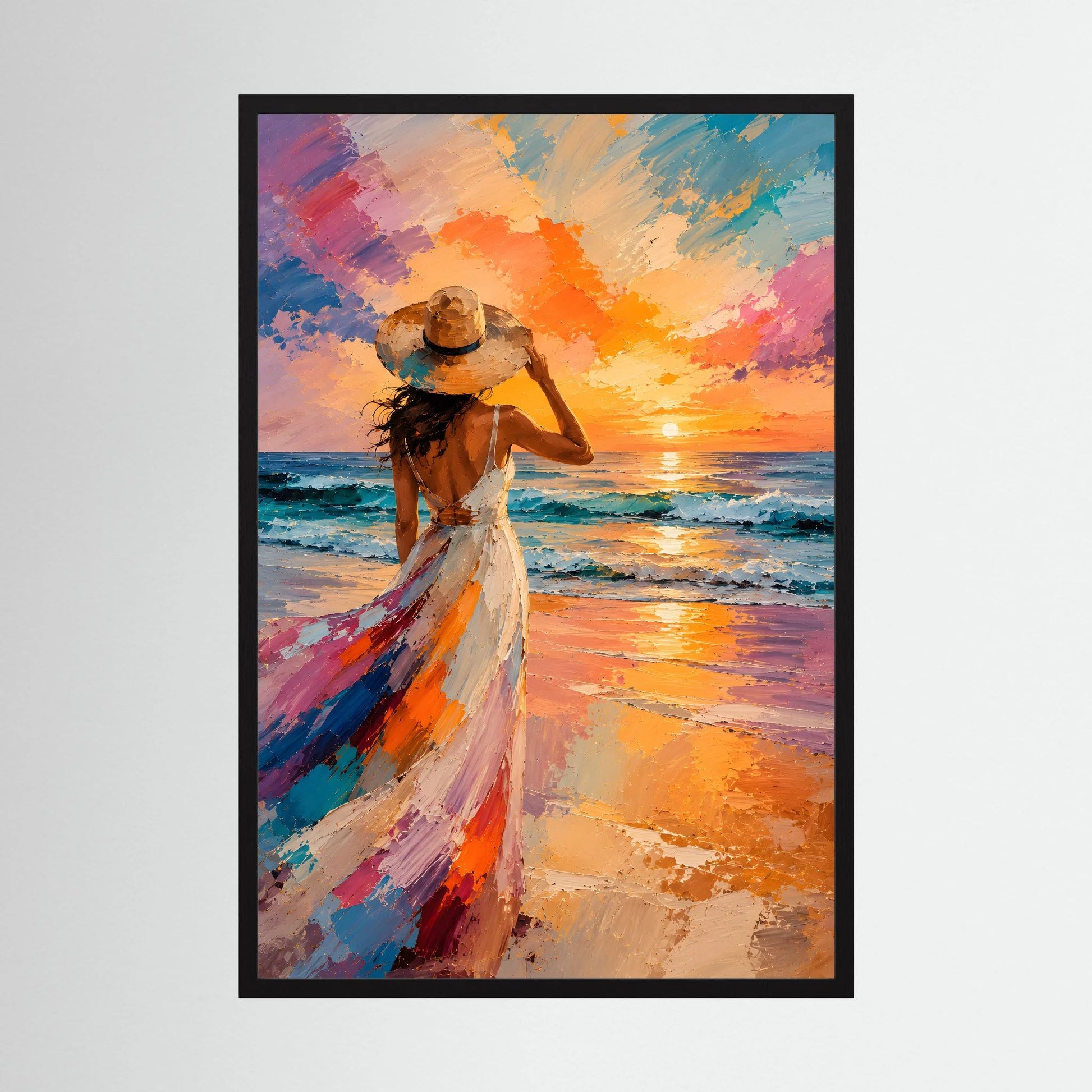 Poster mit Frau am Strand in farbenfrohem Kleid, Sonnenuntergang, schwarzer Rahmen, hochformatig
