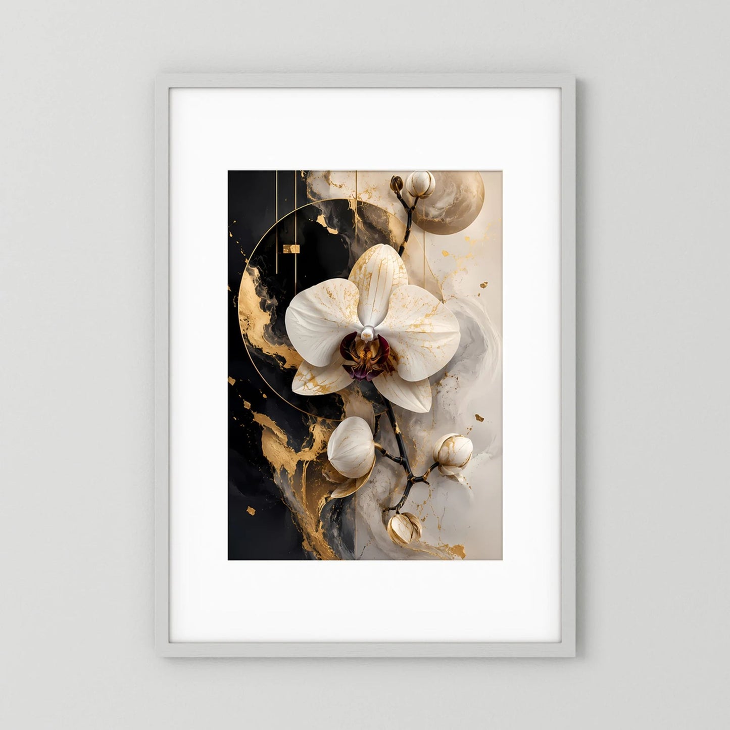 Florales Poster mit weißen Orchideenblüten, Goldakzenten und dunklem Hintergrund, im Rahmen