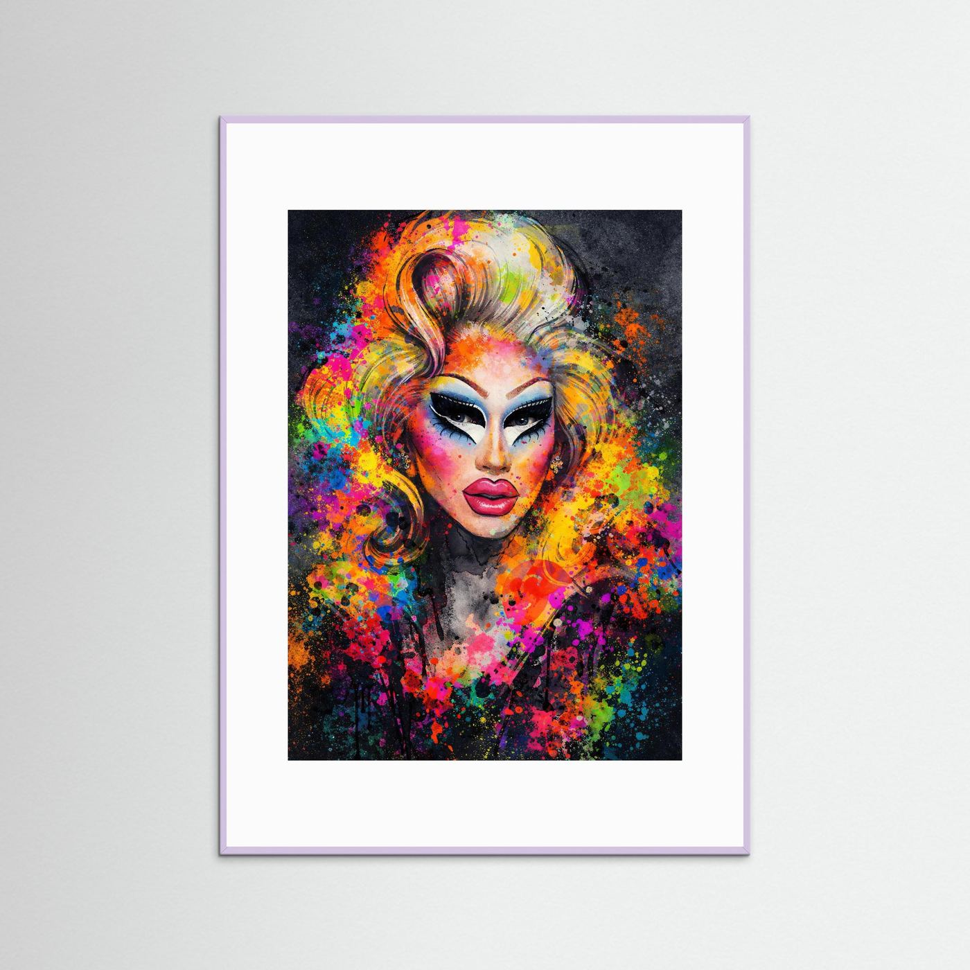 Wandbild im lilafarbenen Rahmen mit abstraktem Drag-Queen-Porträt und weißem Passepartout