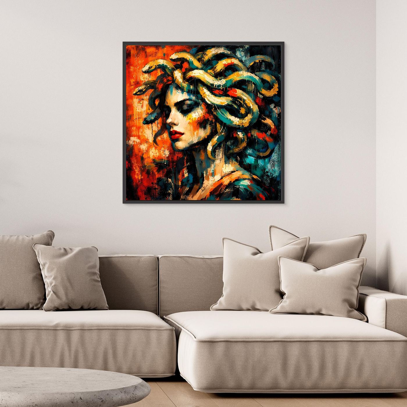 Leinwandbild mit Medusa-Porträt im schwarzen Rahmen, orange Hintergrund, türkis-grünes Haar