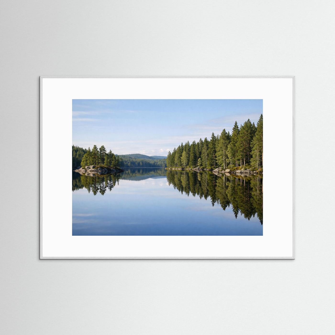 Querformat-Naturposter mit Waldsee und Baumspiegelung, im hellen Rahmen mit weißer Einfassung