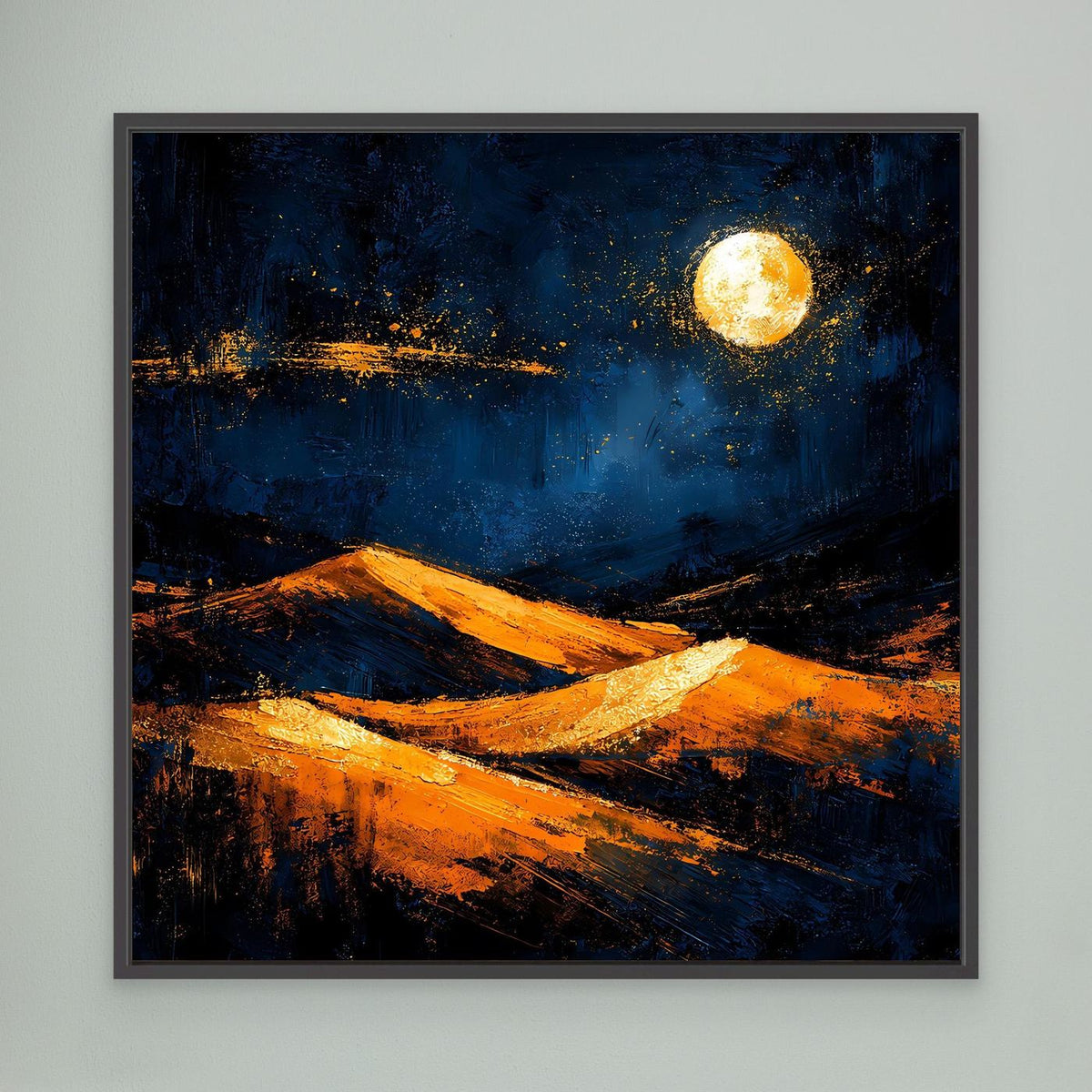 Abstraktes Leinwand-Wandbild mit goldenen Wüstendünen und dunklem Blau, schwarz gerahmt