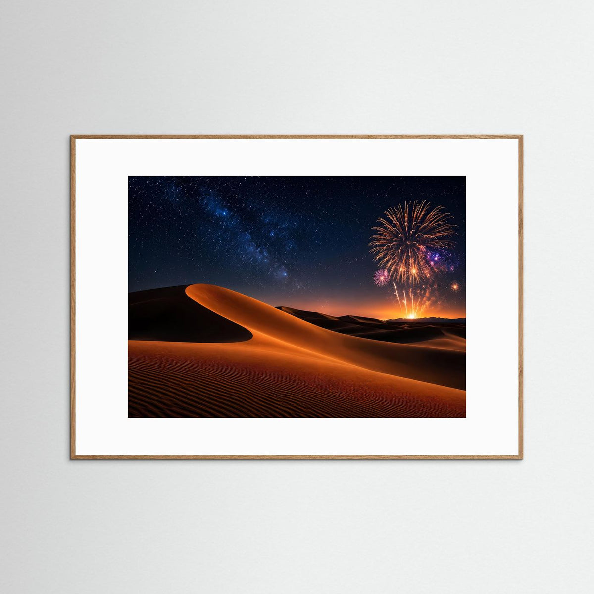 Querformat-Poster mit Sanddünen, Sternenhimmel und Feuerwerk, brauner Rahmen mit weißem Rand