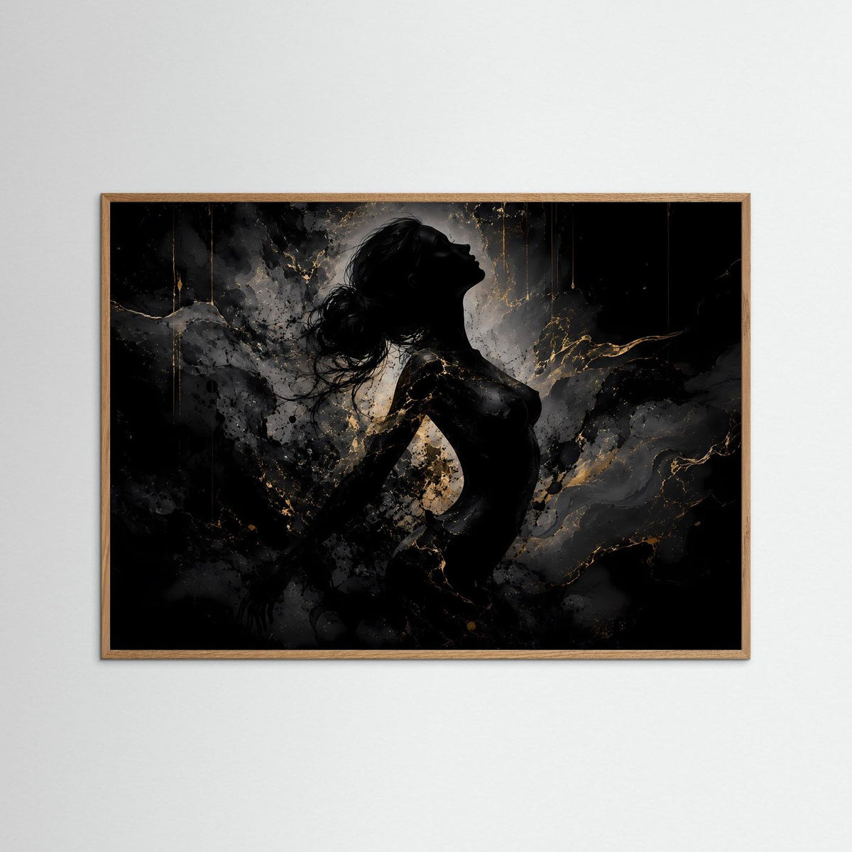 Abstraktes Wandbild mit schwarzer Frauensilhouette und goldenen Akzenten, heller Holzrahmen