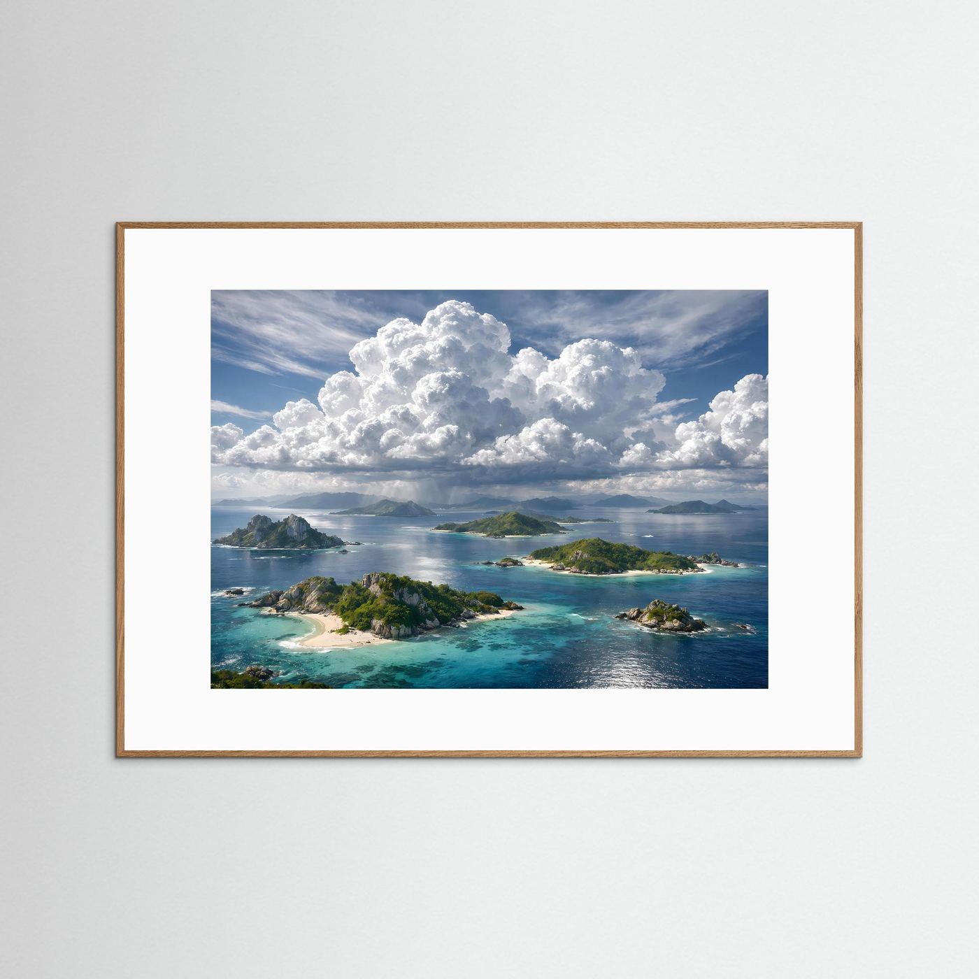 Poster mit tropischer Insellandschaft, Wolken über Lagune, heller Holzrahmen