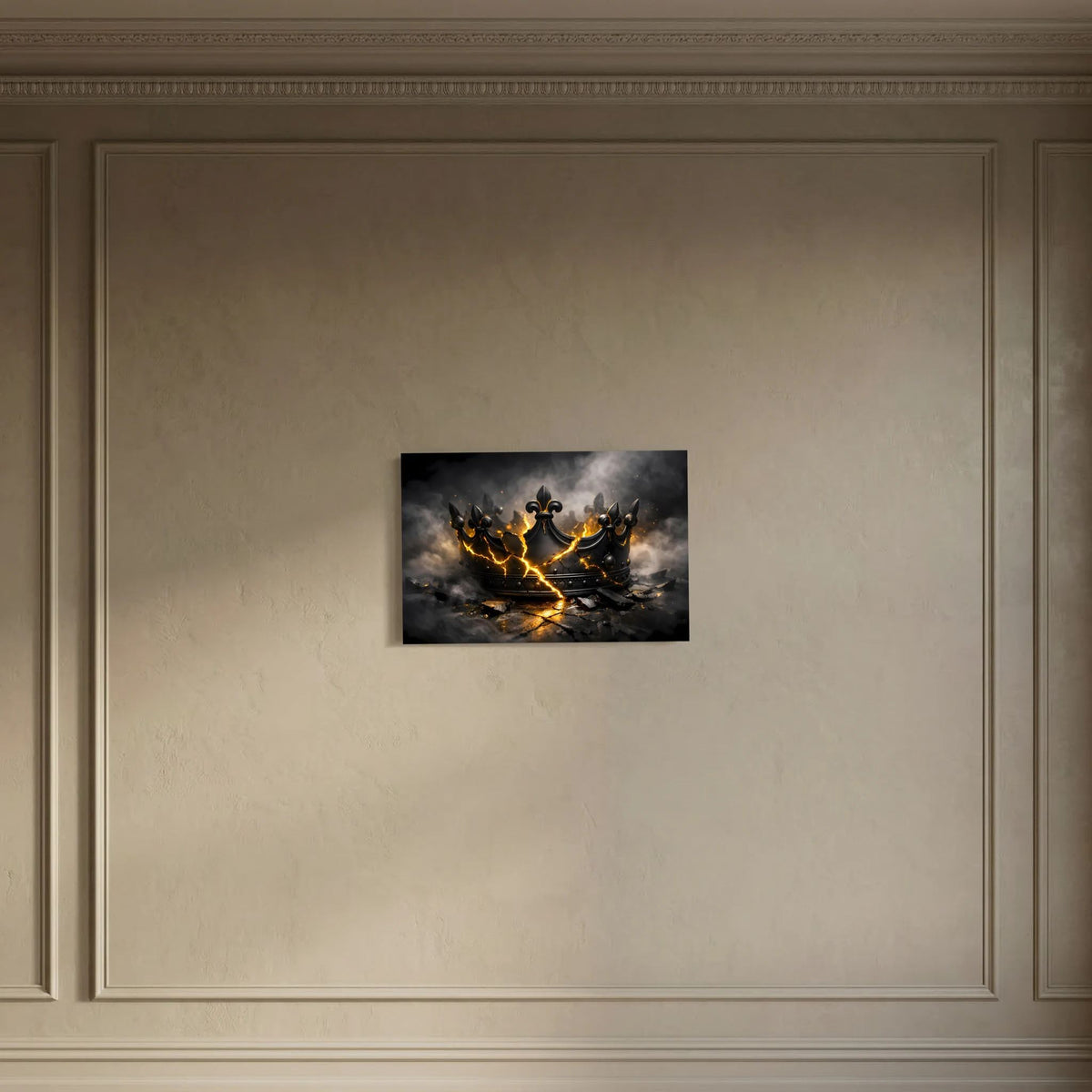 Wandbild im Querformat mit zerbrochener schwarzer Krone, goldene Glut im Hintergrund