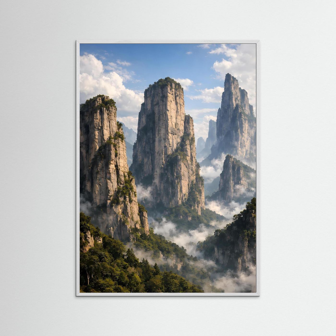 Hochformatiges Bergposter mit weißem Holzrahmen, Bergsilhouetten im Nebelmeer