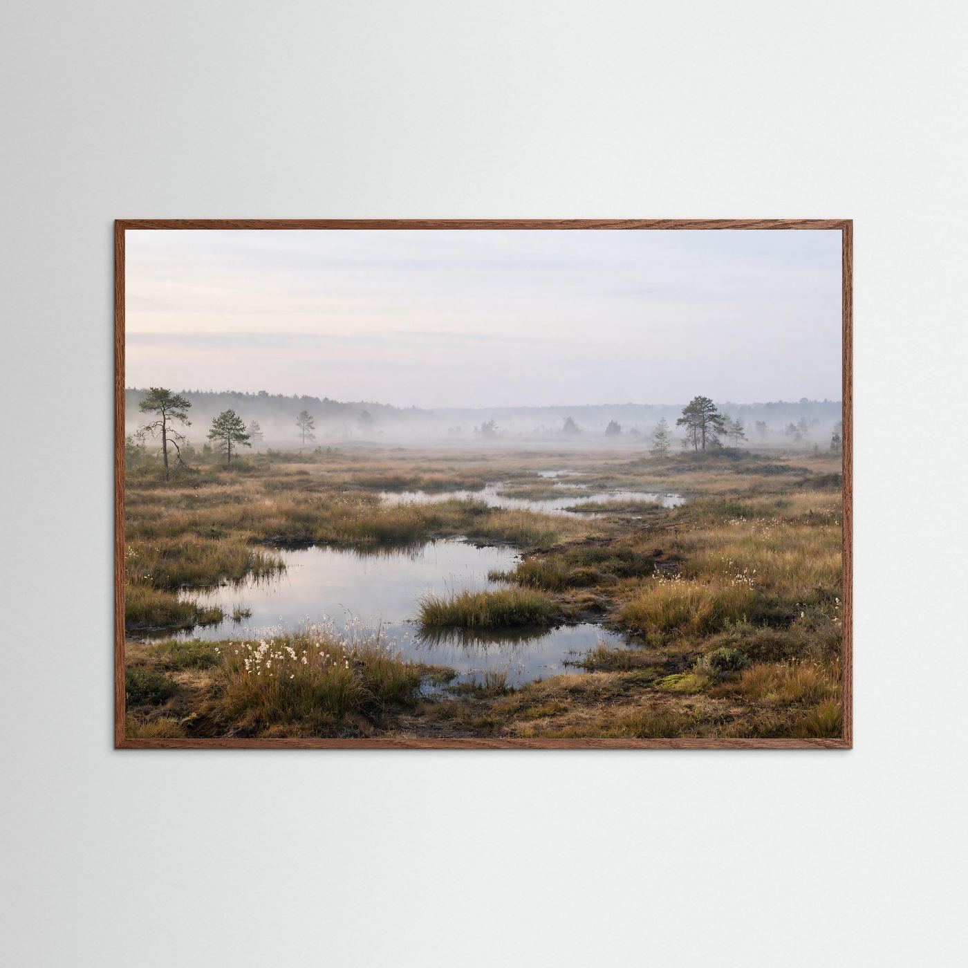 Querformat-Poster mit dunkelbraunem Holzrahmen: Moorlandschaft im Morgennebel, Wasser und Gras