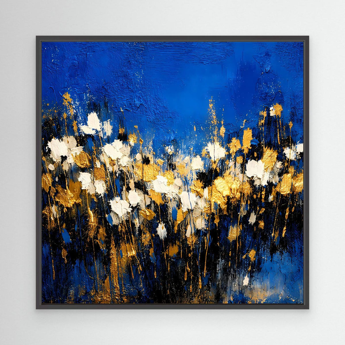 Wandbild mit schwarzem Rahmen, abstrakte Blumenwiese in Blau, Weiß und Gold