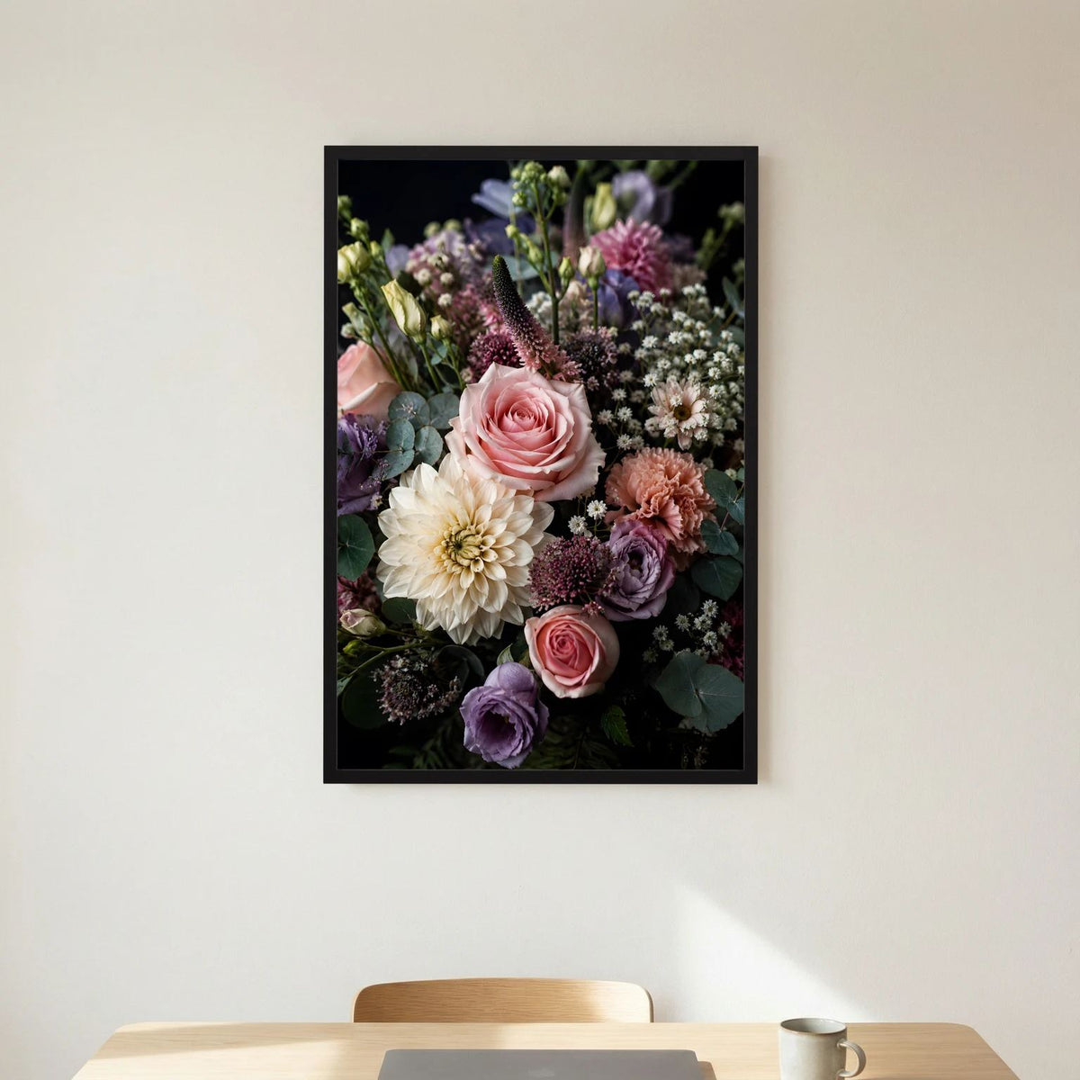 Blumenstrauß-Poster Hochformat: rosafarbene Rose, lila Blüten, schwarzer Rahmen