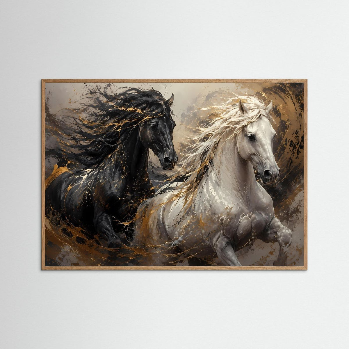 Wandbild mit zwei galoppierenden Pferden, schwarz und weiß, goldene Akzente, naturfarbener Eichenrahmen