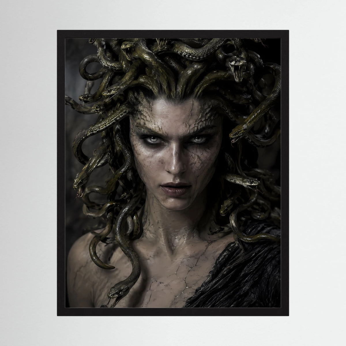 Gerahmtes Hochformat-Poster mit Medusa-Gesicht und grünen Schlangenhaaren