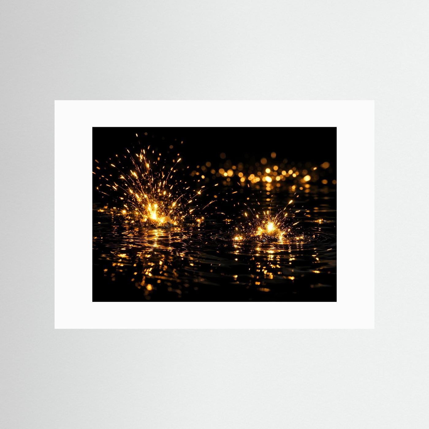 Abstraktes Wandbild Querformat mit weißem Passepartout: goldene Funken auf dunklem Wasser